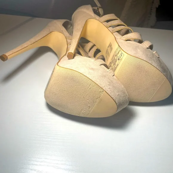HP✨Nude Heels - Picture 5 of 6